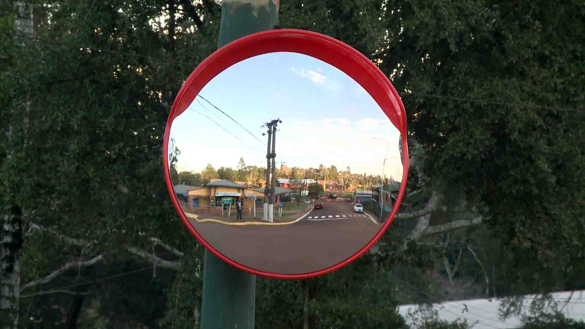 Espejos convexos en San Pedro, brindan mejor visibilidad a los conductores 
