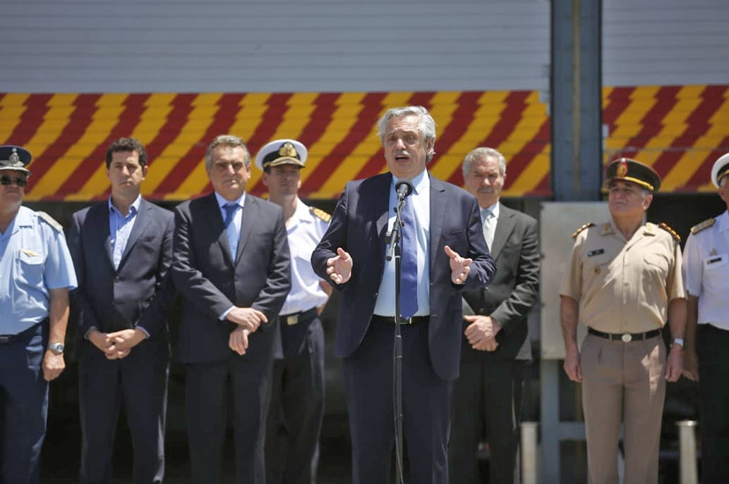 Fernández afirmó que en las Fuerzas Armadas “hay muchos héroes que dieron sus vidas por Malvinas”