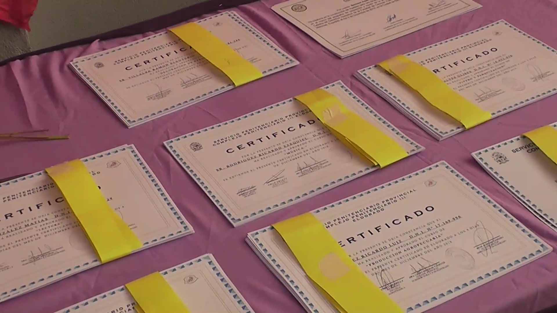 Entregaron diplomas a internos de la CP III de Eldorado