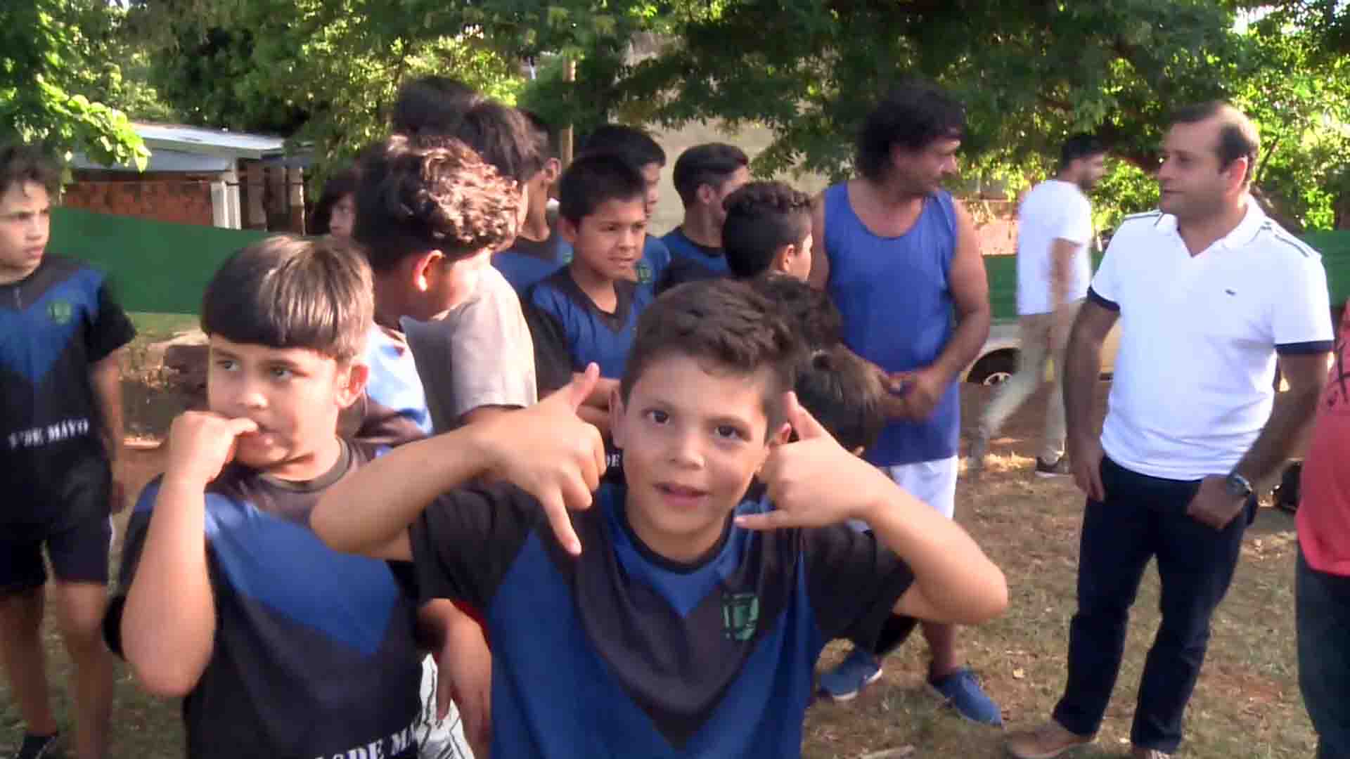 Herrera entregó elementos deportivos y deporbonos en el barrio 1° de Mayo