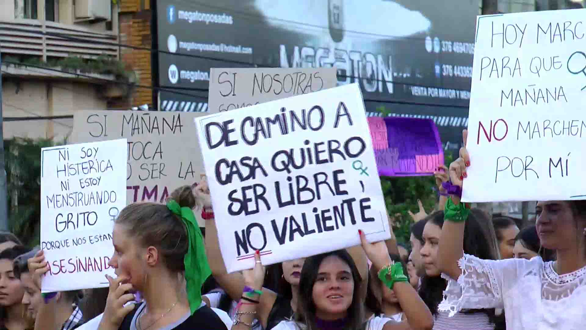 Mujeres marcharon en repudio a los femicidios 