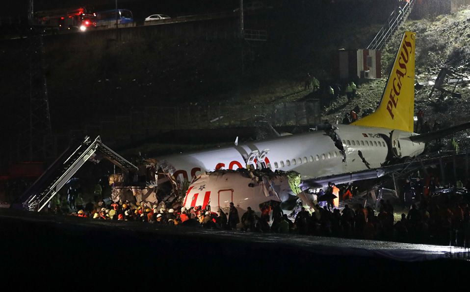 Turquía: un avión despistó, se incendió y se partió en tres