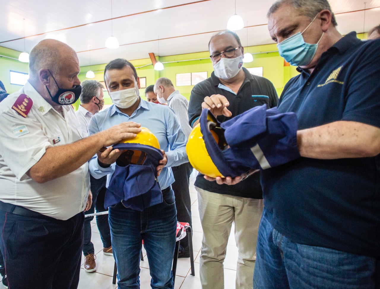 2 MONTECARLO ENTREGA INSUMOS A BOMBEROS VOLUNTARIOS