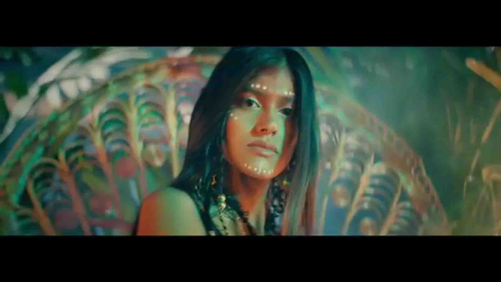 Una misionera protagonista del videoclip de Yandel 