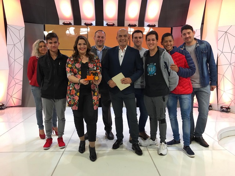 Alumnos de la Escuela de Robótica recibieron el premio por trabajo en equipo en Paraguay