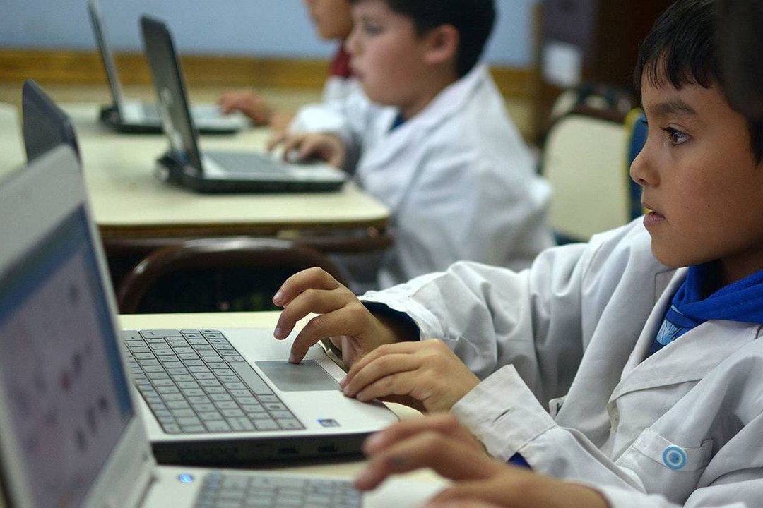 Entregarán 500.000 computadoras a estudiantes de todo el país