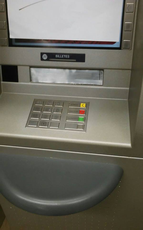 Precaución: detectan chapa que obstruye salida de billetes en cajero automático 