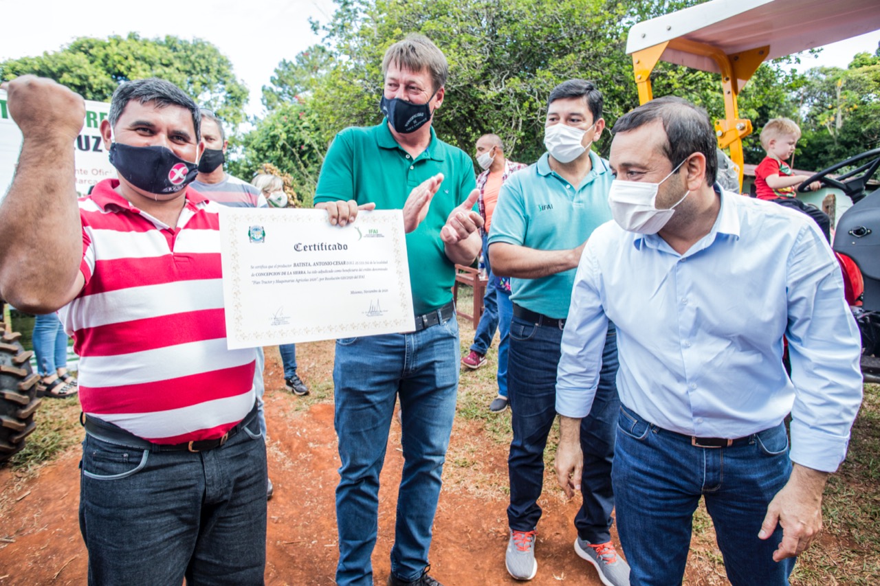 3 Entrega de tractores y maquinaria en TRES CAPONES