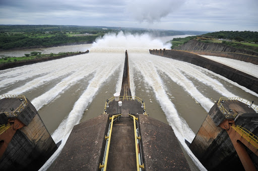 Itaipú abrió las compuertas tras casi un año para que aumente el caudal del río Paraná