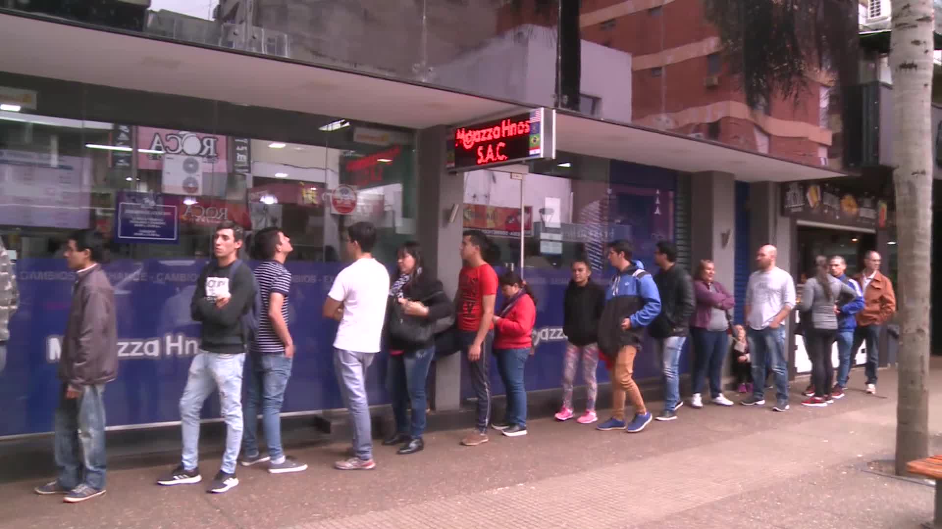 Fiebre verde: largas filas en casas de cambio para adquirir dólares