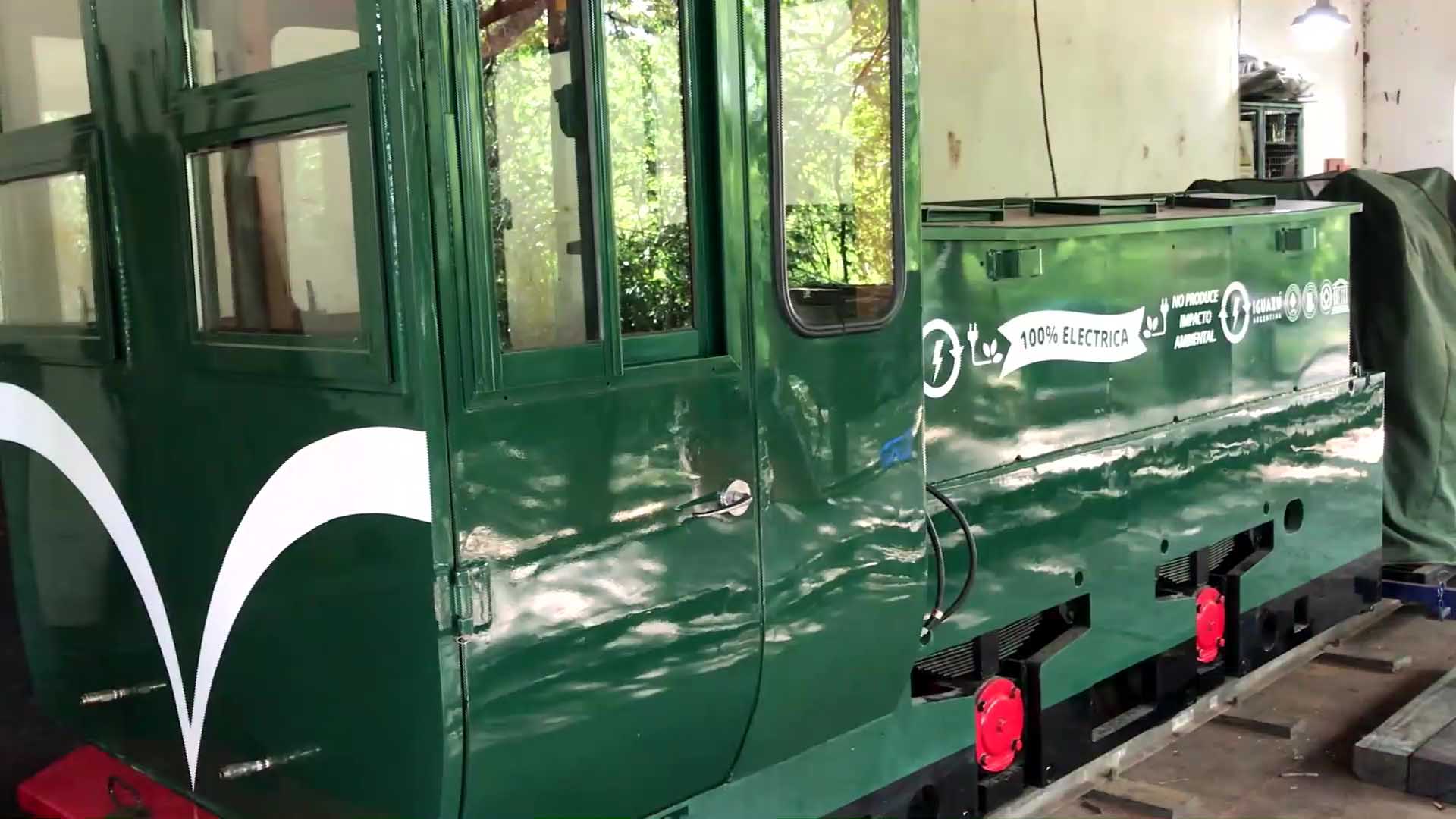 Iguazú: incorporan nueva locomotora eléctrica al tren ecológico de la selva 