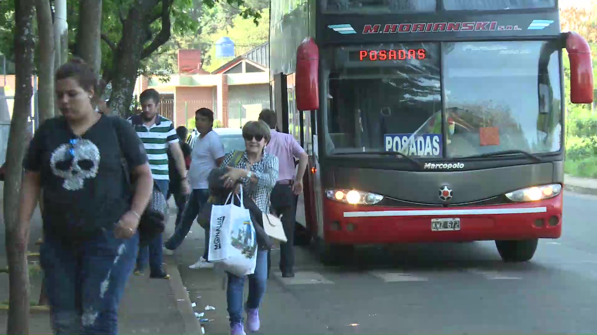 Protesta de maleteros: empresas serían multadas por bajar pasajeros afuera
