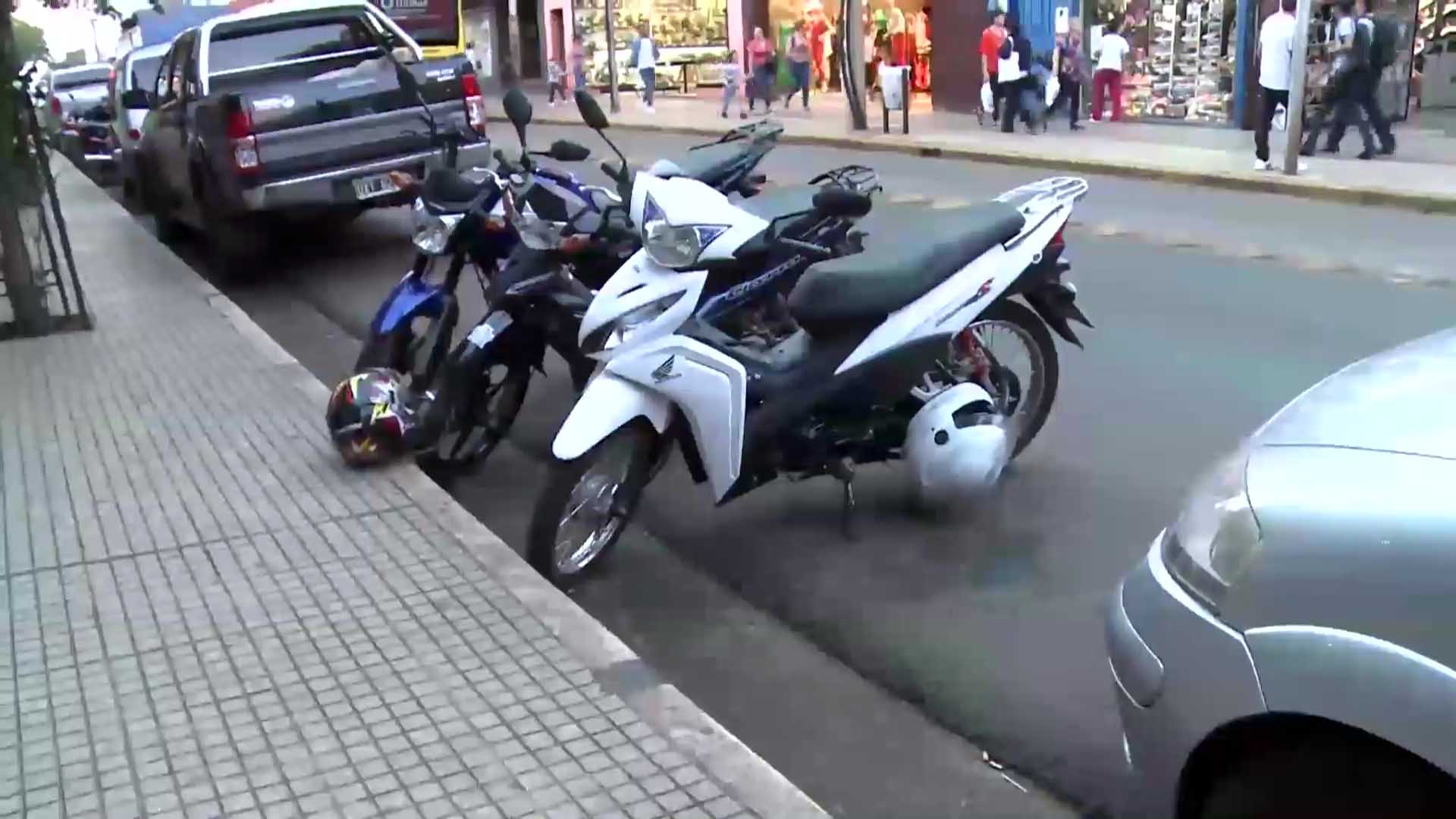 Posadas: analizan prohibir que las motos estacionen entre autos